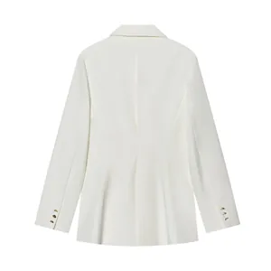 Vista posteriore di un blazer bianco da donna con bottoni dorati e spacco centrale.