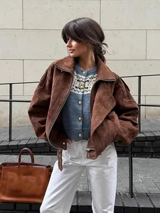 Chique retro bruine suède korte jas voor dames in Maillard herfst streetstyle uitvoering