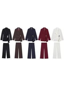 Completo da donna due pezzi con blazer con fibbia e pantaloni dritti a vita alta