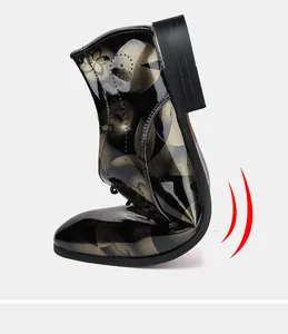 Chaussure pointue en cuir verni noir souple avec motif floral doré, vue détaillée.