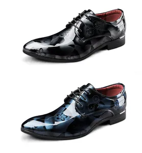 Vue détaillée des chaussures en cuir verni brillant avec motif floral pour les hommes