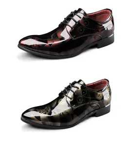 Détail macro de chaussures de ville en cuir verni brillant pour hommes avec motifs floraux
