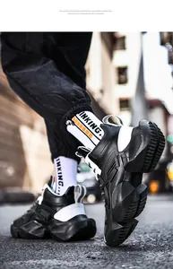 Detailansicht trendiger schwarz-weißer klobiger Herren-Dad-Schuhe mit leichter EVA-Sohle