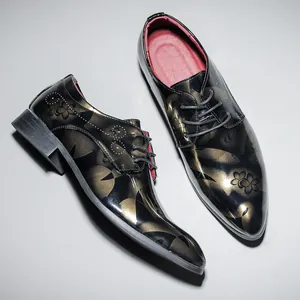 Chaussures en cuir verni à bout pointu pour hommes avec motifs floraux dorés.