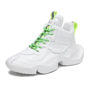 Sneakers bianche massicce da uomo con lacci verde lime e design trendy traspirante