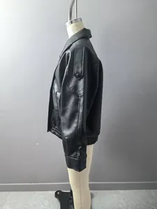 Seitenansicht einer schwarzen Kunstleder-Bomberjacke mit Lychee-Narbung auf Puppe.