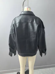 Rückansicht einer schwarzen Damen-Kunstlederjacke mit Lychee-Struktur auf Schaufensterpuppe.