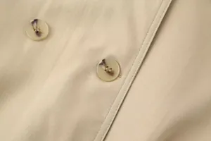 Macrodetail van schildpadpatroon knopen en kaki twill stof op een dames trenchcoat