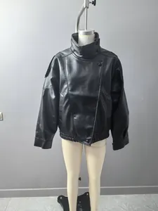 Detailansicht einer schwarzen Damen-Kunstlederjacke mit Lychee-Narbung auf einer Schaufensterpuppe