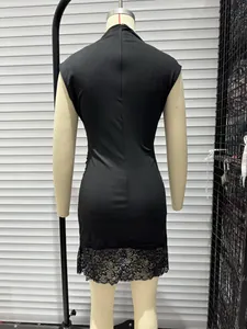 Vue arrière d'une robe noire sans manches en tissu extensible avec bord dentelle
