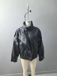 Hochwertige schwarze Kunstlederjacke mit Narbenstruktur auf einer Schaufensterpuppe