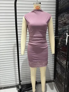 Détail d'une robe froncée sans manches violette avec un ourlet en dentelle florale