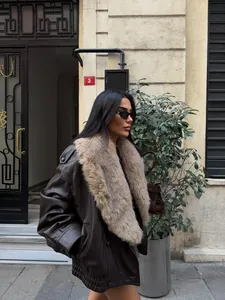 Veste en similicuir marron foncé surdimensionnée avec col en fourrure amovible.
