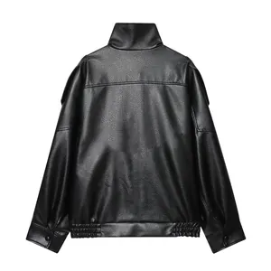 Detaillierte Rückansicht einer schwarzen Kunstlederjacke mit Lychee-Muster und hohem Kragen