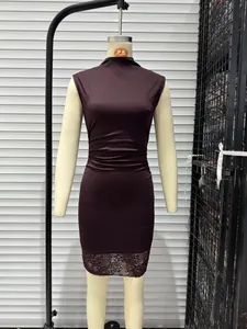 Détail d'une robe moulante sans manches prune avec une bordure en dentelle élégante.