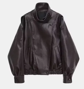 Detailansicht einer übergroßen dunkelbraunen Kunstlederjacke für Damen mit Narbenprägung