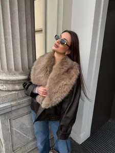 Veste en similicuir marron chic avec grand col en fausse fourrure amovible