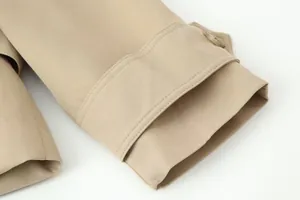 Detailopname van de kaki trenchcoat manchet met fijn stiksel en decoratieve knoopband