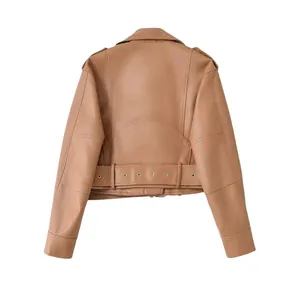 Vue arrière d'une veste de motard vintage en similicuir beige avec ceinture élégante