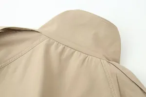 Detail van de precisie-stiksels op de kraag van een stijlvolle kaki trenchcoat