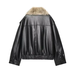 Vue arrière de la veste en similicuir noir pour femme avec col en fourrure.