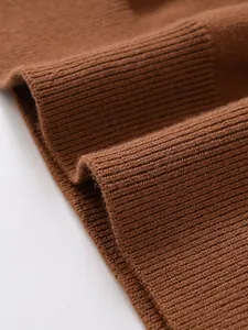 Vue rapprochée de la texture du tissu en maille côtelée marron sur un polo pour femme