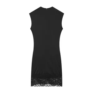 Vue arrière d'une robe noire sans manches en tissu extensible avec bordure en dentelle
