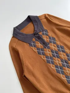 Gros plan d'un polo en tricot marron pour femme avec col gris et motif à losanges argyle.