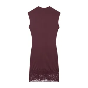 Détail arrière d'une robe bordeaux sans manches avec bordure en dentelle et fermeture éclair.