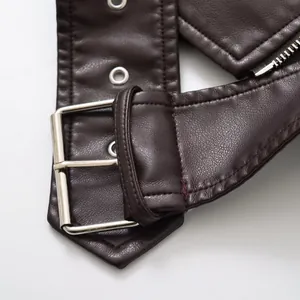 Détail de la ceinture d'une veste de motard en similicuir marron foncé avec boucle