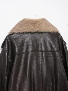 Détail d'une veste en similicuir marron foncé avec un col amovible en fausse fourrure.
