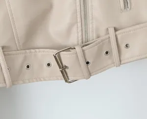 Détail d'une veste de motard en simili cuir avec ceinture large et boucle argentée
