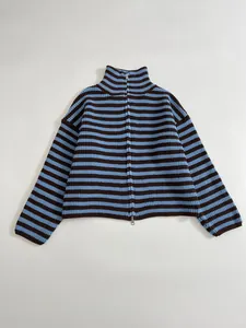 Detailansicht der blau-braun gestreiften Strickjacke mit doppeltem Silber-Reißverschluss