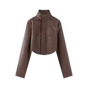 Detailopname van een bruin nauwsluitend PU-leren jack met een korset-stijl zoomlijn.