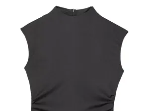 Détail de robe noire sans manches à col montant avec fronces latérales et zip