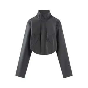 Gedetailleerd vooraanzicht van een stijlvol zwart imitatieleren damesjack met korset taille.