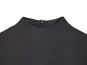 Détail en gros plan d'une robe noire sans manches à col montant avec fermeture éclair au dos