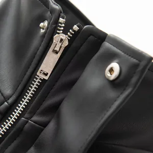 Detailopname van een zilveren metalen rits op een premium zwart PU-leren jack