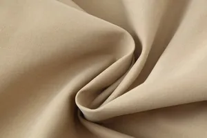 Detailopname van hoogwaardige kaki twill stof gebruikt in trenchcoats voor dames
