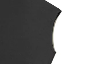 Vue détaillée de la couture d'emmanchure d'une robe élastique noire sans manches.
