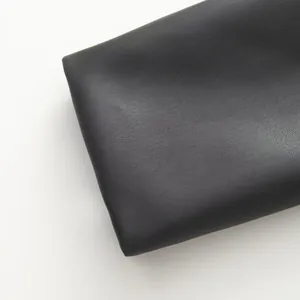 Detailopname van de fijne textuur van een hoogwaardig zwart PU-lederen damesjack