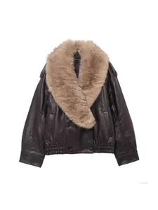 Veste pour femme en similicuir marron avec un grand col amovible en fausse fourrure.