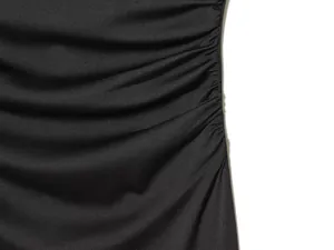 Vue détaillée montrant les fronces latérales et la texture du tissu d'une robe noire