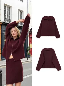 Elegante set in maglia bordeaux in due pezzi con cardigan a doppia zip e gonna coordinata