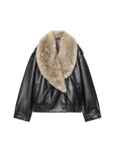 Veste en similicuir noir pour femme avec un grand col amovible en fausse fourrure.