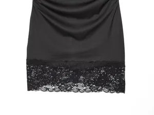 Détail de l'ourlet de la robe noire extensible avec bordure en dentelle florale