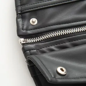 Gedetailleerde macro-opname van de zilveren metalen rits op een zwart PU-lederen jack
