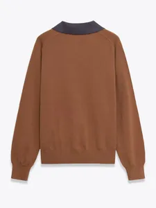 Vue arrière d'un polo en tricot marron à manches longues avec col contrasté bleu marine