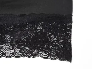Gros plan de la bordure en dentelle florale sur l'ourlet d'une robe extensible.