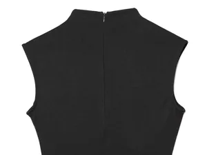 Détail d'une robe noire sans manches avec fermeture éclair cachée et col montant.
